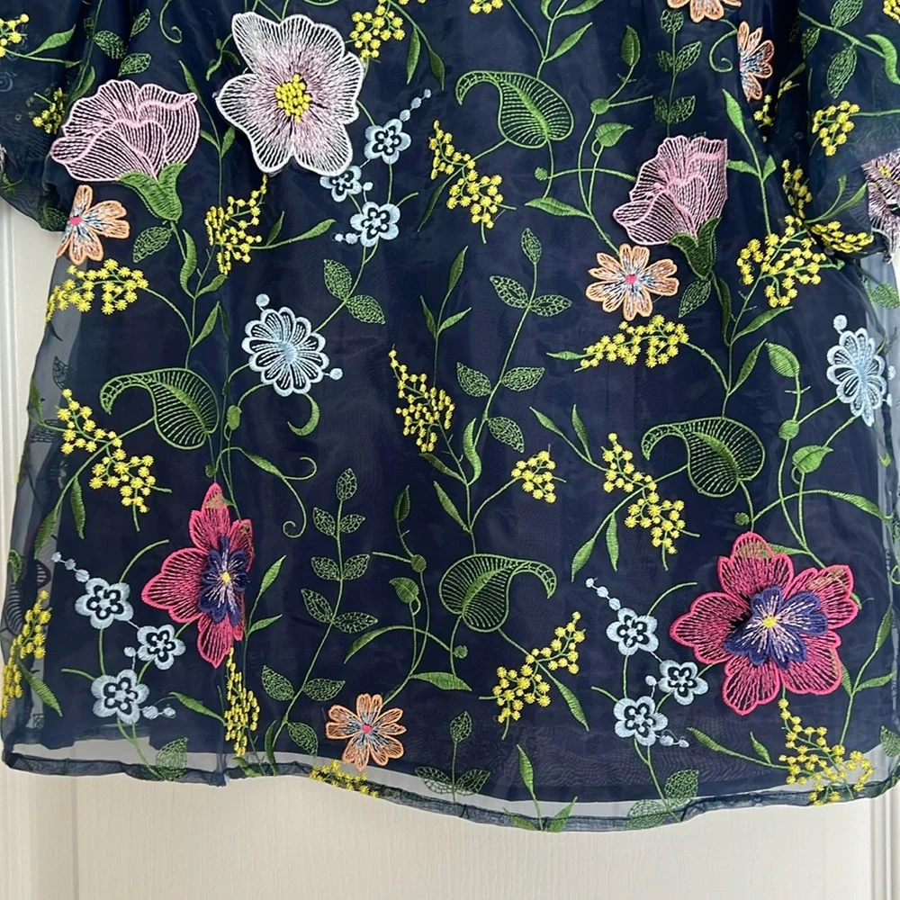 Size M Crown & Ivy Embroidered Appliqué Floral Colorful Navy Puff Sleeved Top - Picture 4 of 4